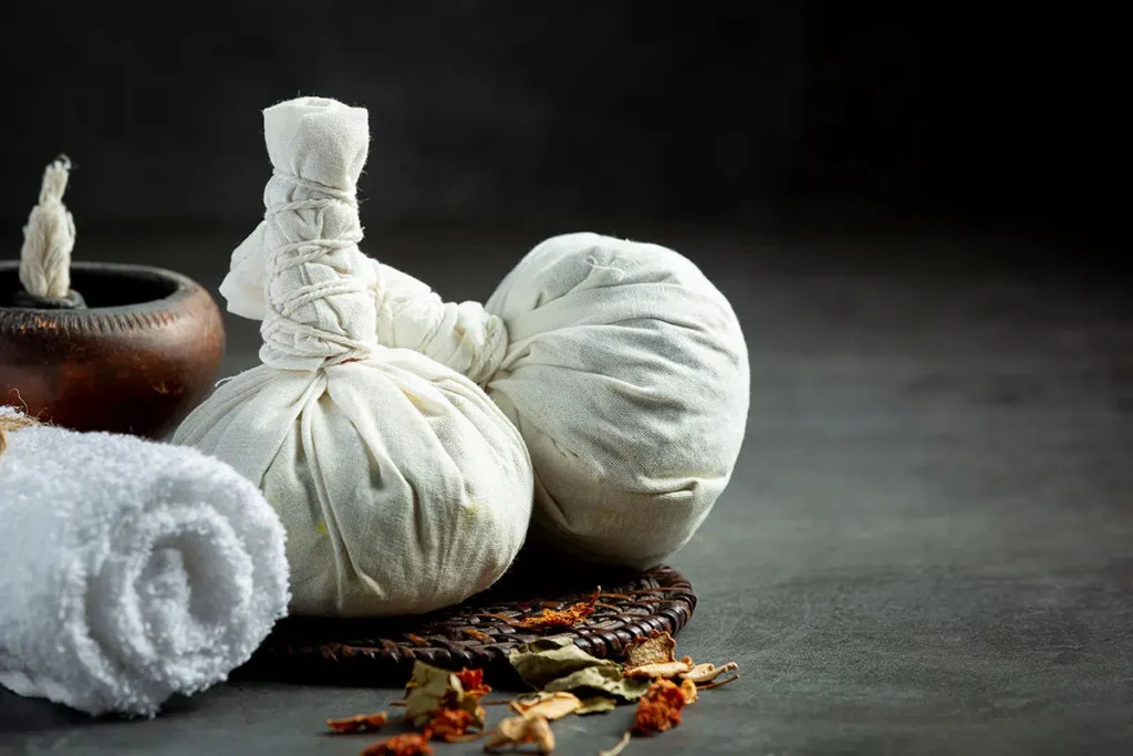 Massage aux herbes chaudes, pochons thaïlandais
